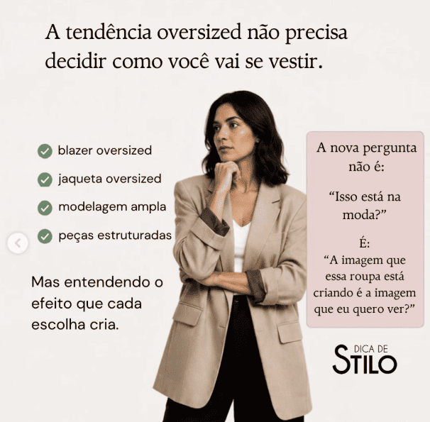 mulher usando blazer oversized e observando o efeito da roupa na própria imagem.